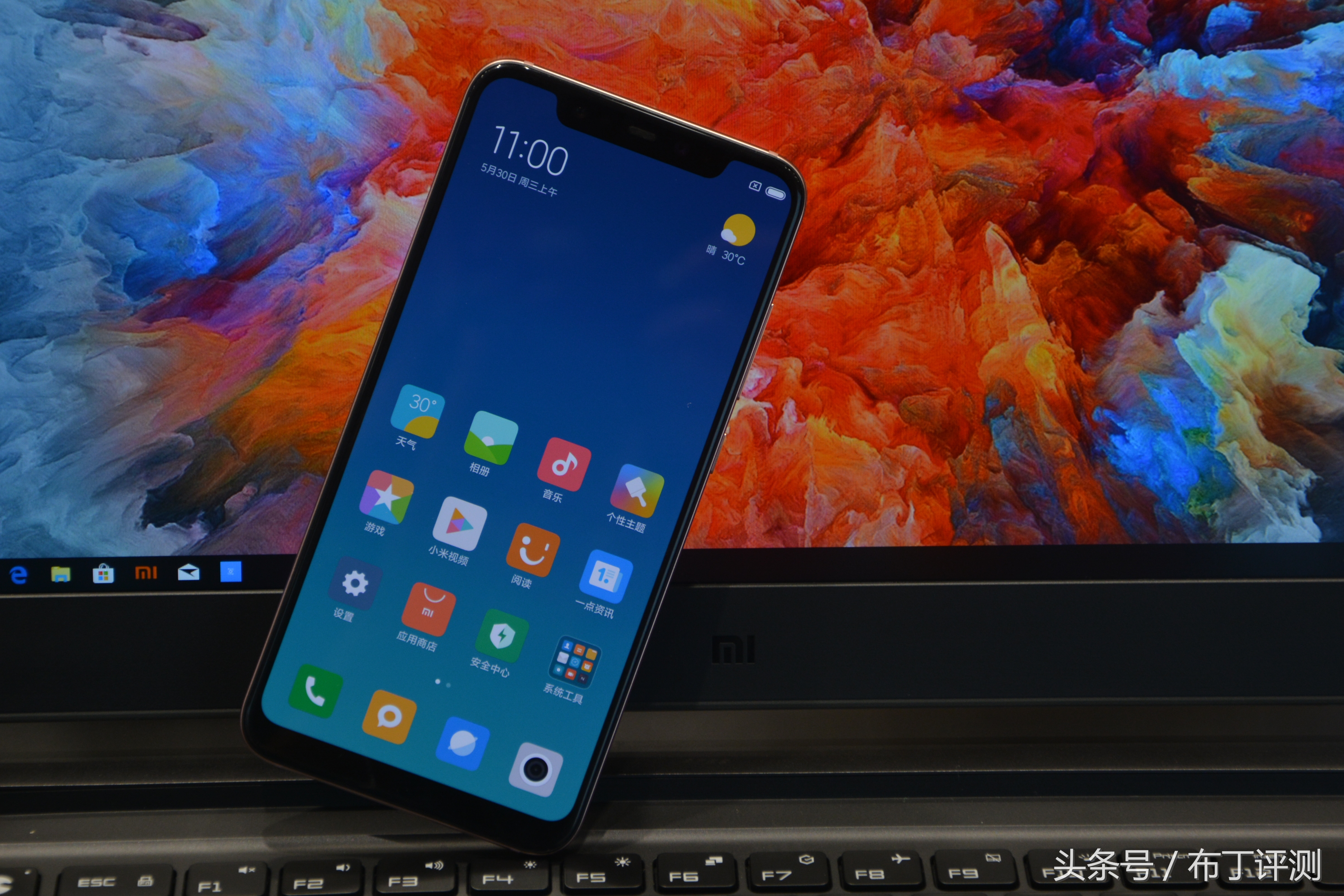 全球首发双频GPS,拍照超苹果X,小米8金色版上手体验!
