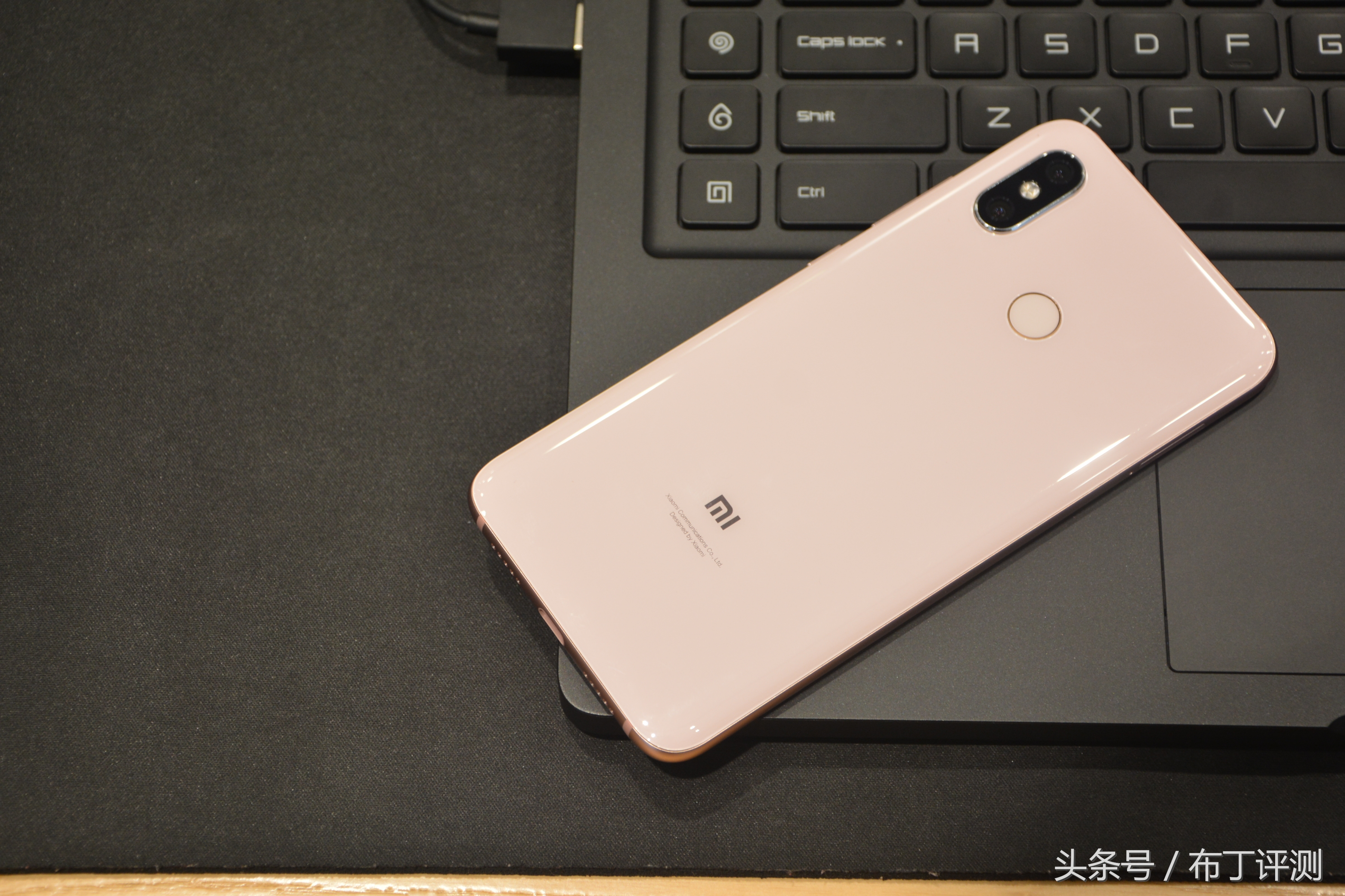 全球首发双频GPS,拍照超苹果X,小米8金色版上手体验!