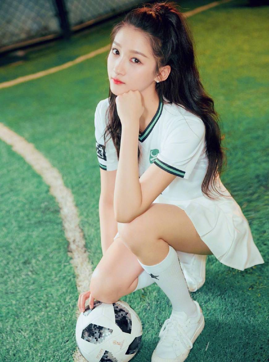 关晓彤造型回归皮裙秀出2米长腿,关晓彤穿蓬蓬裙变身长腿