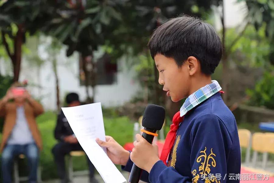 丽江公安走进宁蒗拉伯乡与小朋友们共度六一