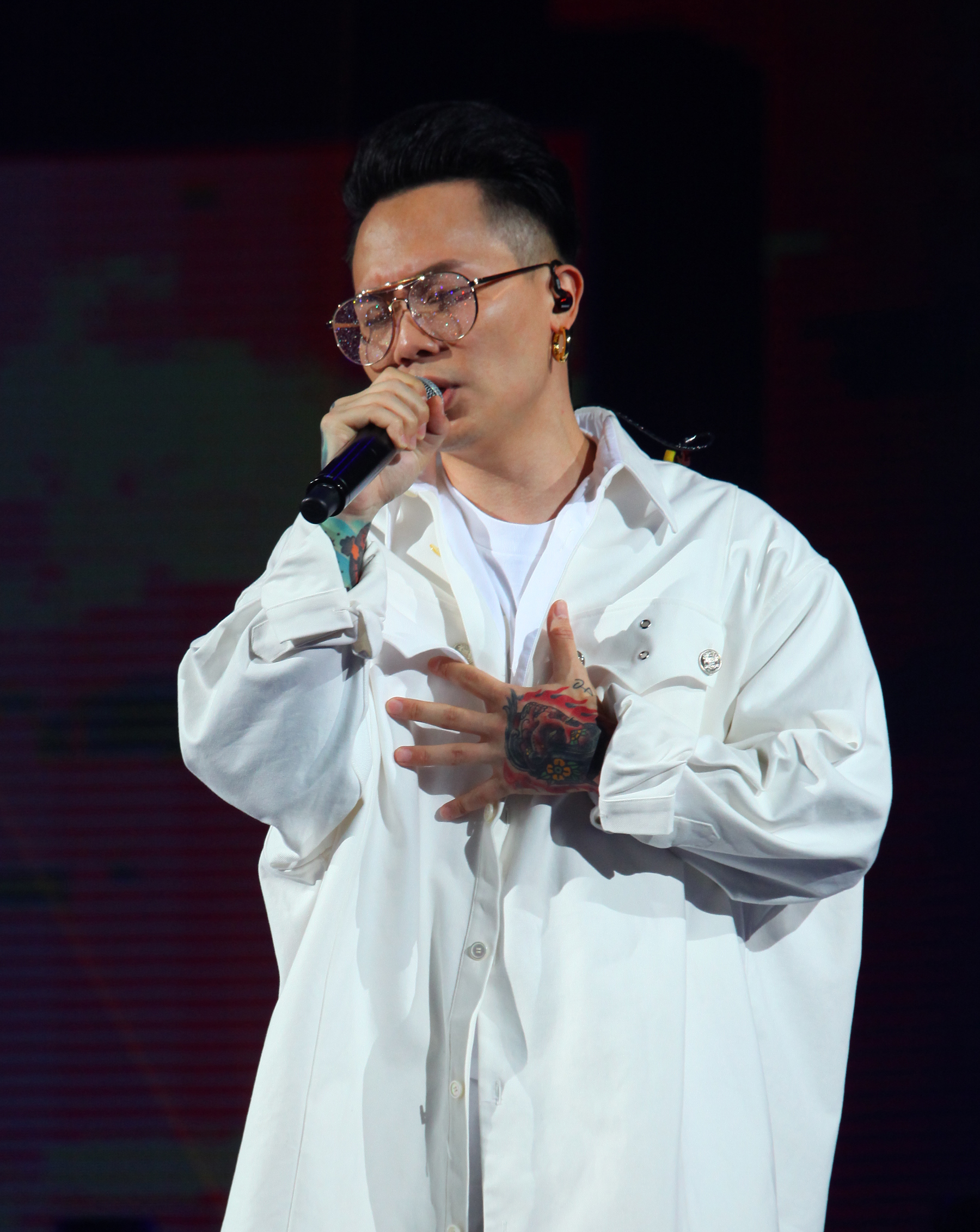 *月天五**“穿越任意门”力挺hito现场激动与“偶像”电竞选手合照