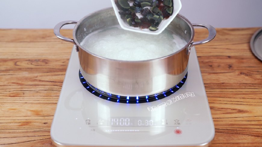 熬粥怎么粘稠水和米的比例,如何熬粥才能把粥熬得粘稠