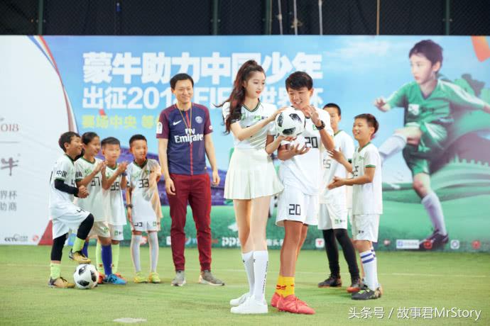 鹿晗关晓彤踢球,关晓彤穿足球服的照片