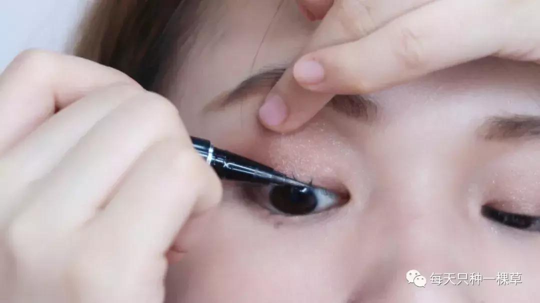 周冬雨眼线画法步骤,内双周冬雨眼线