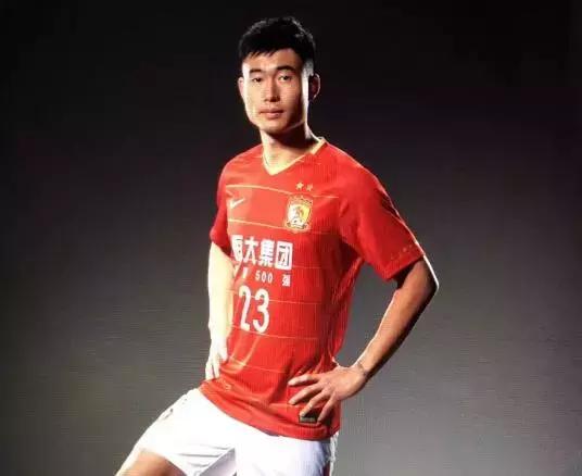 中国男足被纳米比亚连扳两球，国足球迷把矛头指向了恒大后卫！