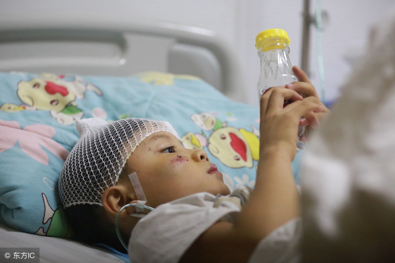 孩子脸被同学划破家长怎么处理,4岁女童脸被划破后续