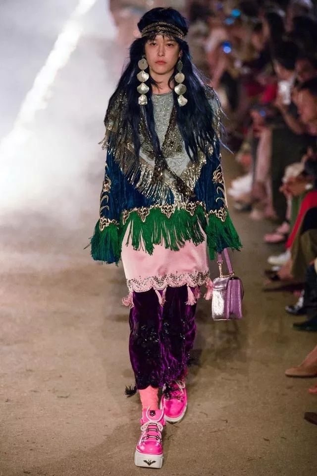 在“鬼”火重重的墓地看秀，是GUCCI给了你勇气