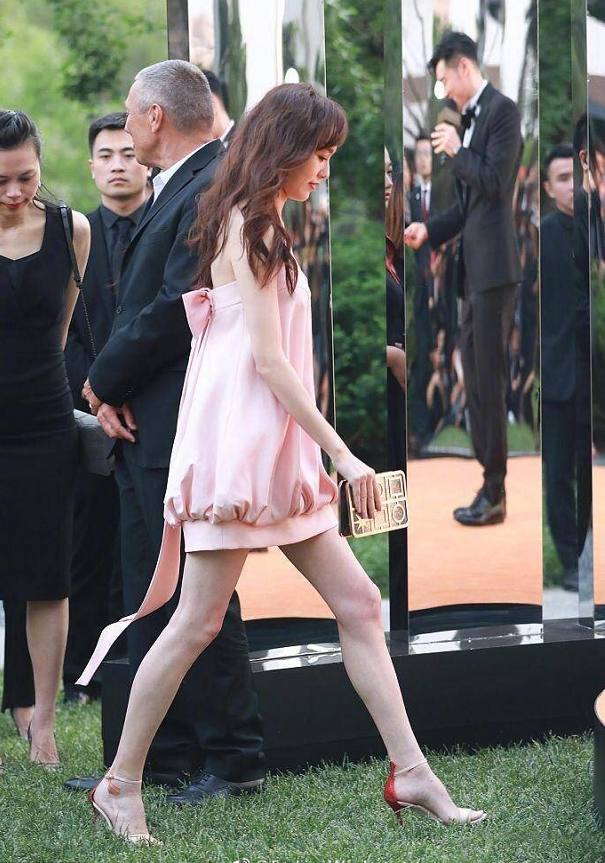 唐嫣参加活动大秀长腿,唐嫣现身机场秀逆天长腿