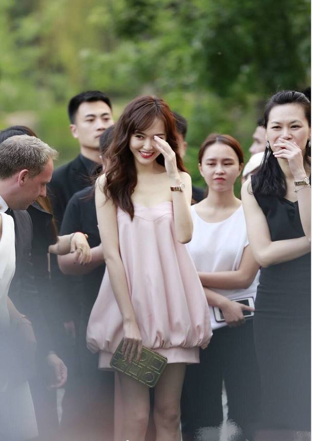 唐嫣参加活动大秀长腿,唐嫣现身机场秀逆天长腿