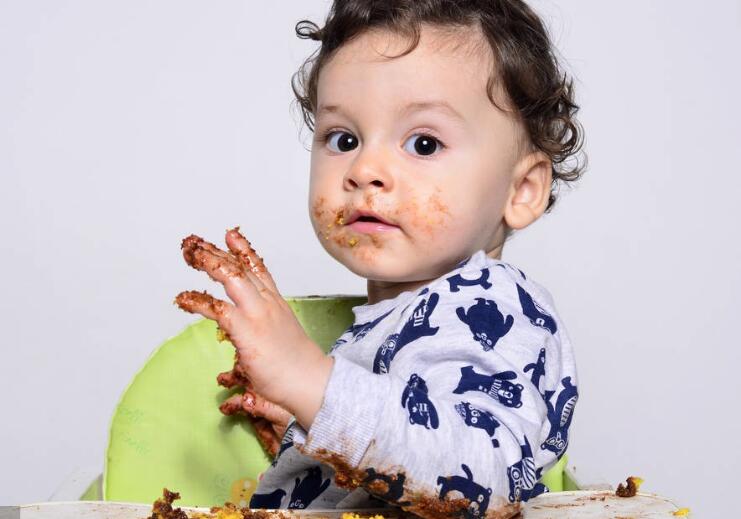 一岁多宝宝如何让自己吃饭,怎么正确给一岁宝宝吃饭