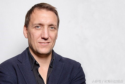 足球场可移动看台,可移动顶棚的足球场