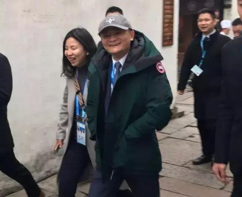 马云穿的加拿大鹅是定做的吗,马云穿的加拿大羽绒服品牌