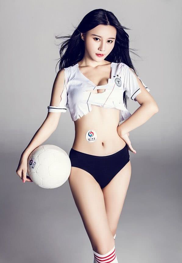 “中国乳神”自拍性感比基尼，网友：果真是“来势胸胸”