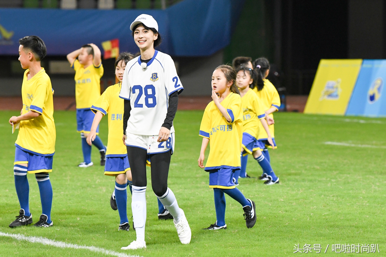 关晓彤踢足球变身美艳足球宝贝,杨幂baby穿成足球宝贝