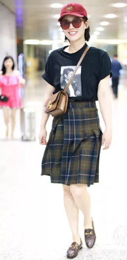 关晓彤穿百褶裙踢足球,关晓彤过膝靴穿搭