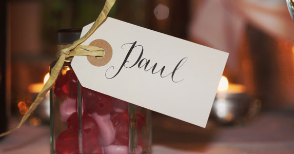 爱上女友闺蜜我忍痛分手，1个月后收到她结婚请柬才知被设计