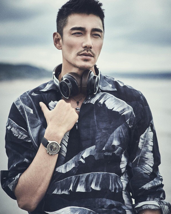 胡兵伦敦时装周机场私服,胡兵穿猎装夹克