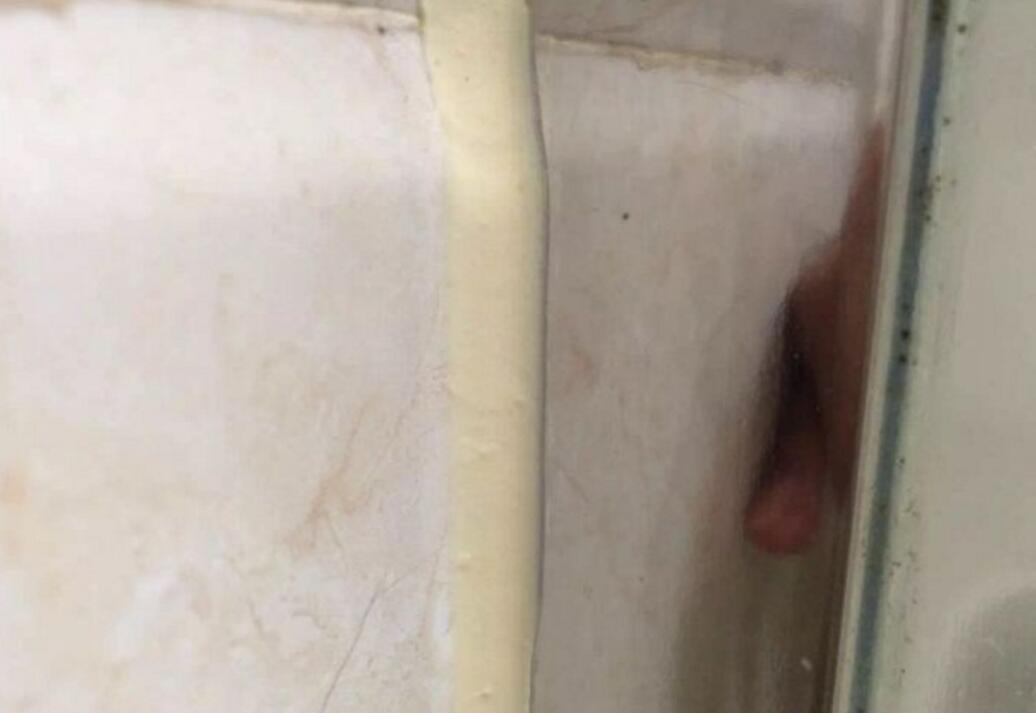 窗户玻璃胶发霉清除小妙方,窗户玻璃胶除霉