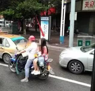 为什么女生要侧着坐车,女生怎么侧着坐摩托车