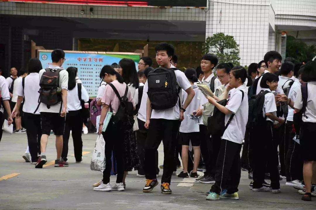 高考汕头几个考场,高考第一天学校门口人山人海