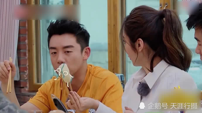 郑恺这是要有新恋情的节奏？和她互动的小细节中都透着暧昧