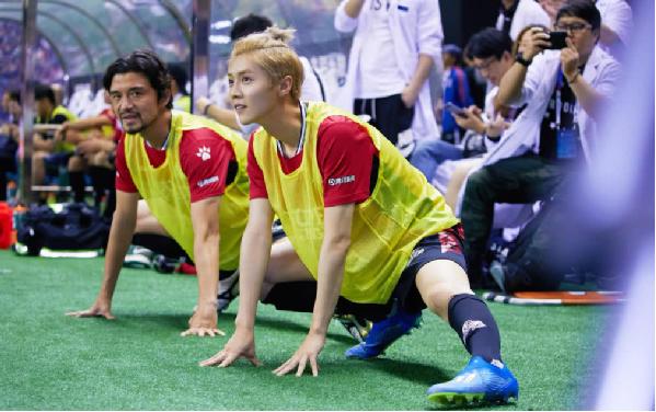 关晓彤甜蜜暴击表白,关晓彤拥抱鹿晗甜蜜暴击