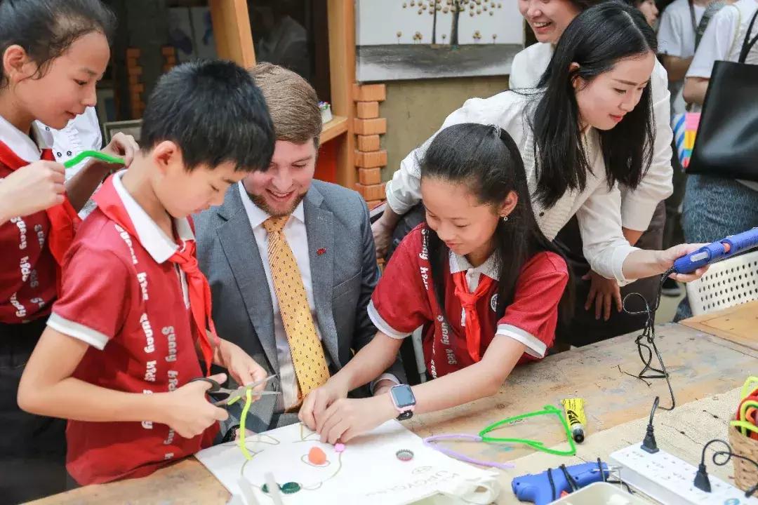 支持减塑，英国驻华大使和成都小学生一起DIY环保帆布袋