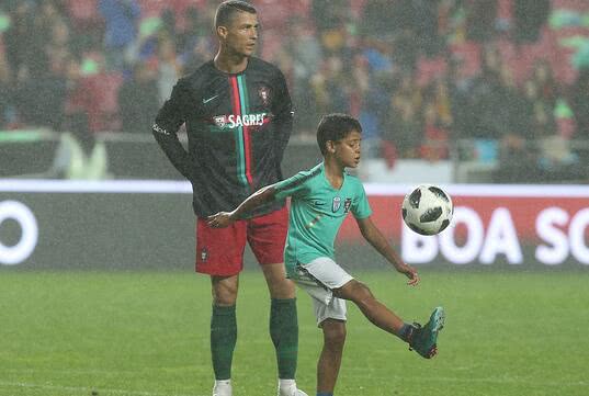 C罗大儿子前方高能天赋异禀！倒钩不在话下球迷：这小子有腹肌