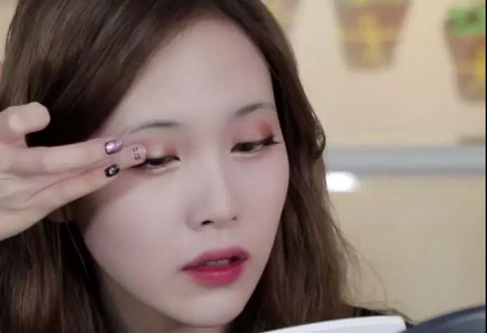 眼睛小睫毛短？学会这几招立马让眼睛放大两倍，堪称诈骗级化妆术