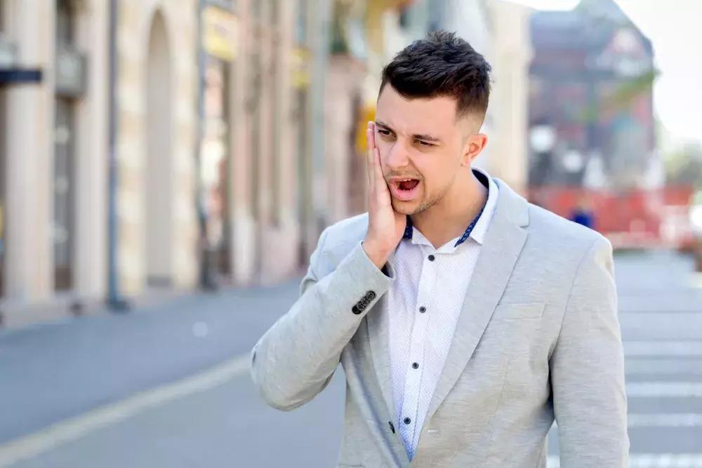 好好的牙齿突然劈裂了怎么办,好好的牙齿掉了一块是什么原因