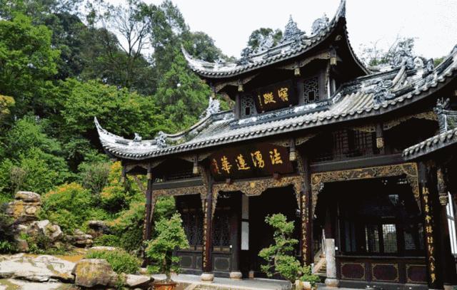 避暑耍水爽一夏！低至4折≈258元抢街子古镇艺家精品酒店住宿一晚！双早+游泳+逛古镇……屋里搓麻~山涧耍水~全家游~凉快的很！