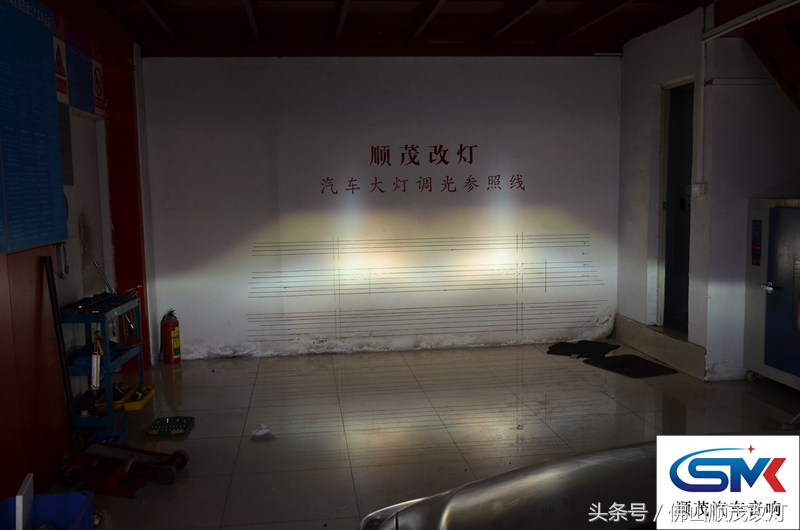 卡罗拉车主换了LED灯，对着墙看很开心，结果到了晚上就哭了