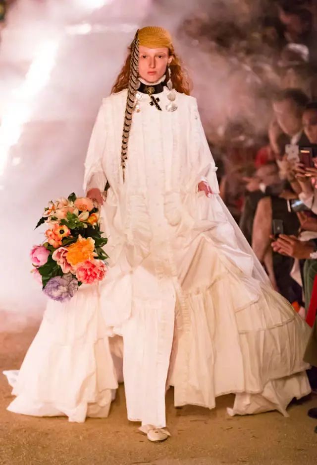 gucci墓地走秀音乐,gucci好莱坞时装秀