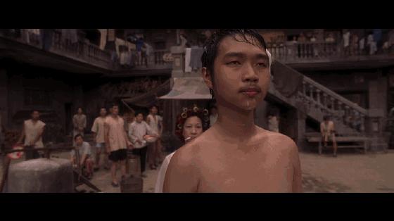 因出演《功夫》走路露出半截屁股，而广为人知，如今发福无人认出