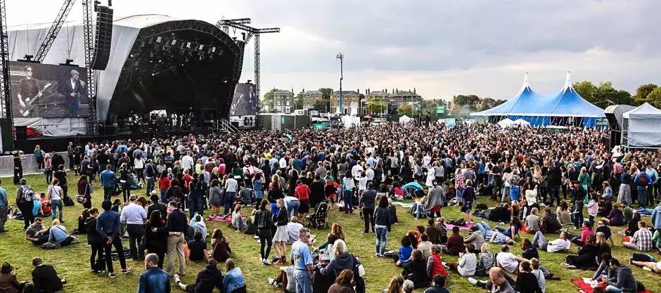 女生参加音乐节，突然感觉双腿间热热的，一回头顿时觉得恶心至极