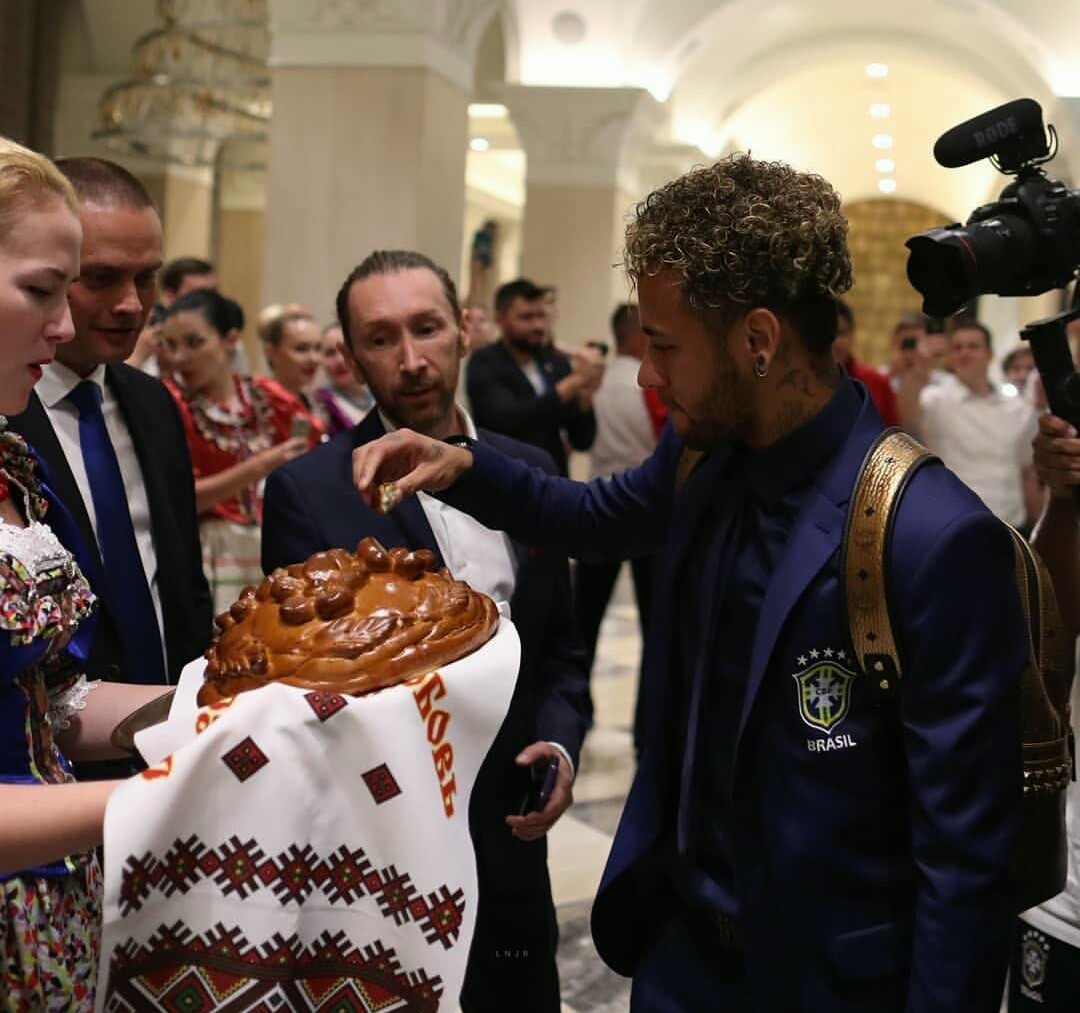 巴西队内马尔入场,巴西队抵达卡塔尔内马尔视频