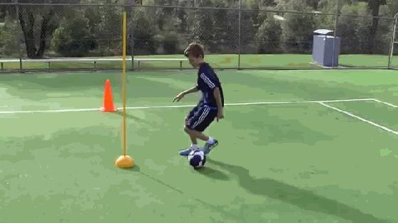 足球青训踩球怎么训练的,足球过人踩单车练到极致