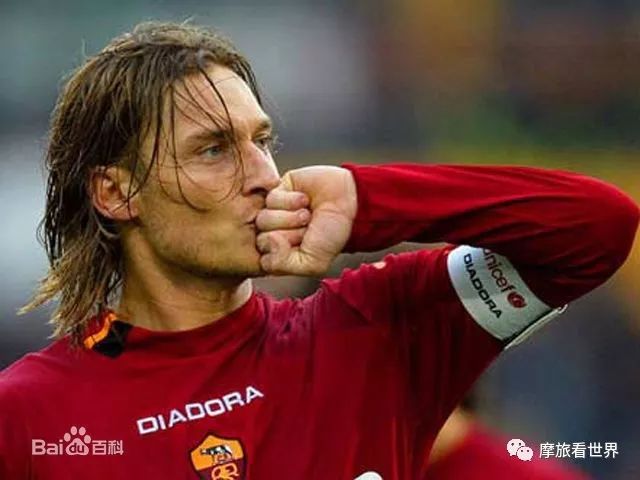 王一博骑摩托帅到爆的瞬间,王一博戴头盔只露眼睛