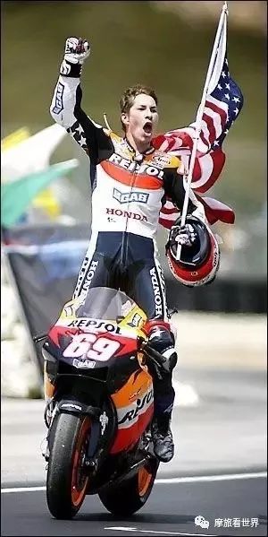 王一博骑摩托帅到爆的瞬间,王一博戴头盔只露眼睛