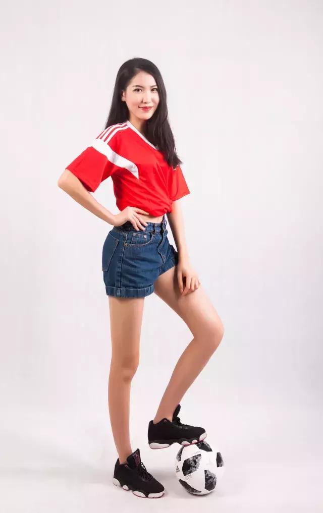 这些空姐都是正宗女球迷