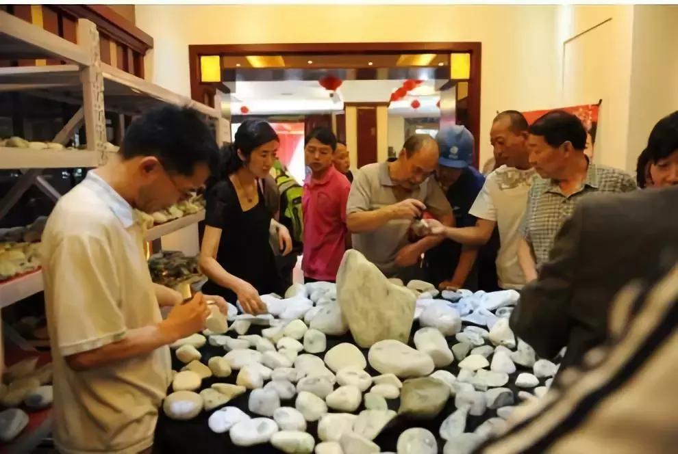 偷老婆的买车本18w入手一块木那料，一刀切涨十几倍！