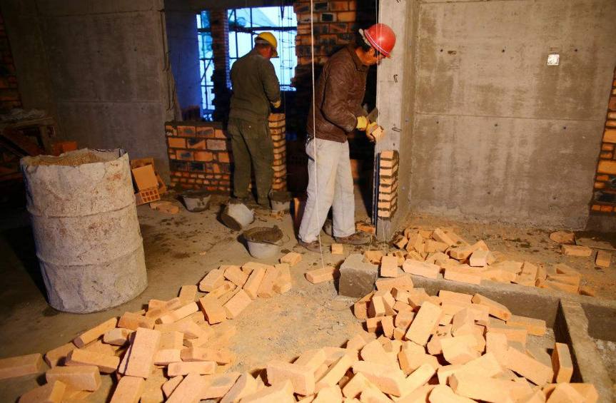 邻居家的墙倒了砸了我怎么办,邻居家墙倒了怎么处理