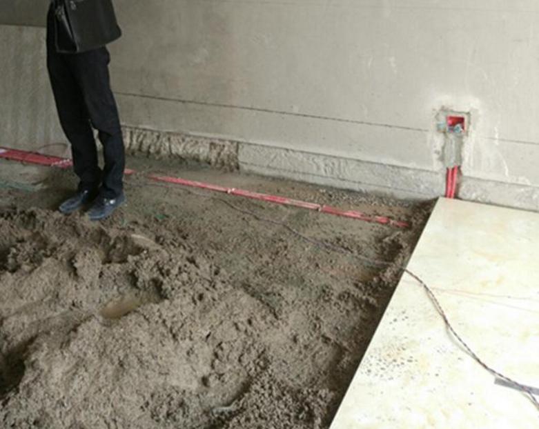 师傅说找平后铺地砖不会空鼓，然而施工到一半，业主就叫停了