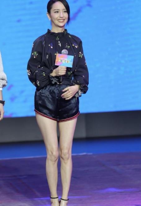 佟丽娅的纸尿裤造型火了，这样的时尚你敢追吗？