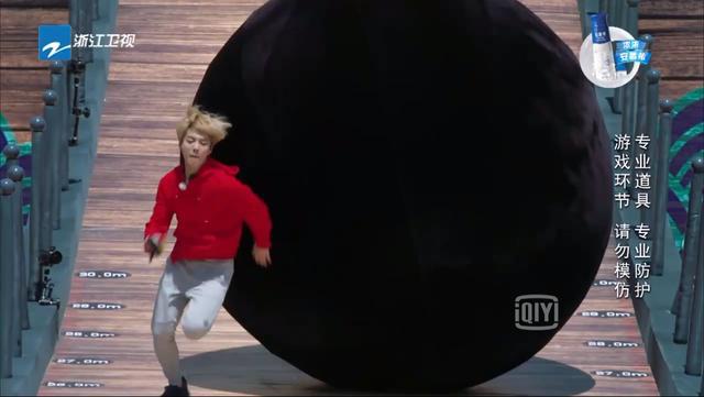 鹿晗雪地足球赛,鹿晗踢足球重返17岁