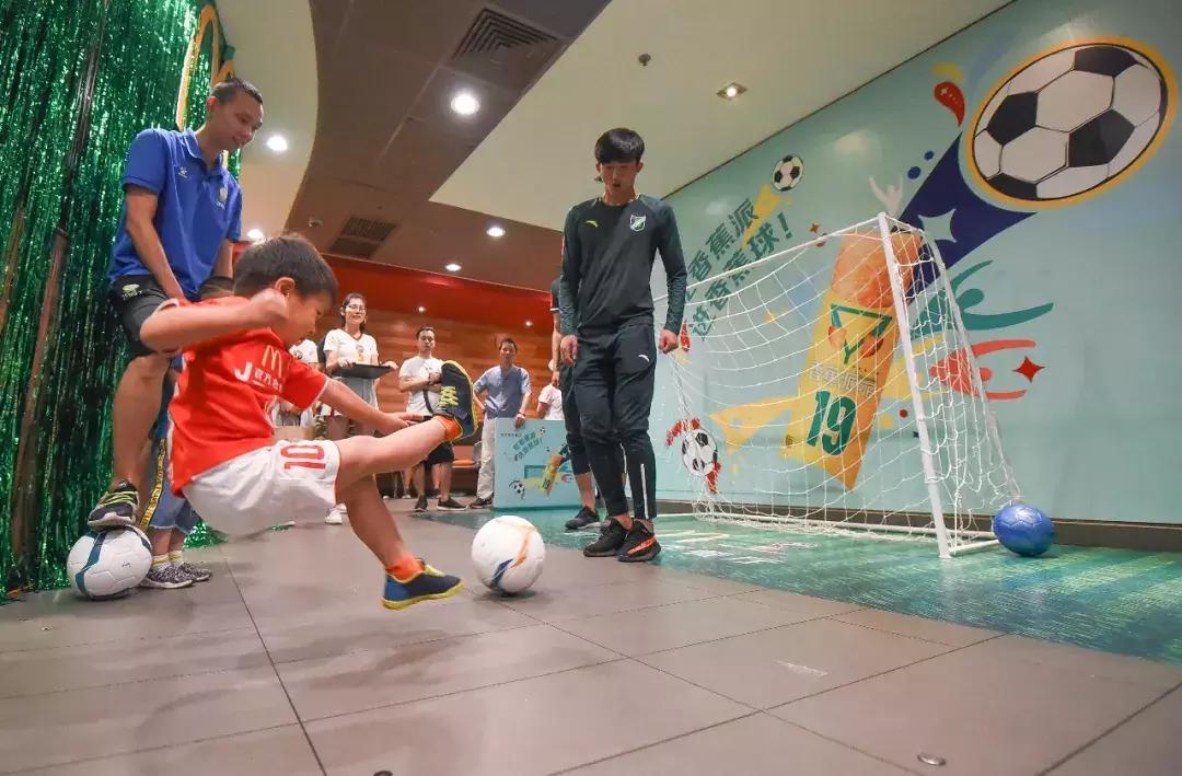 世界杯足球宝贝高燃集锦,球迷热情助威世界杯精彩纷呈