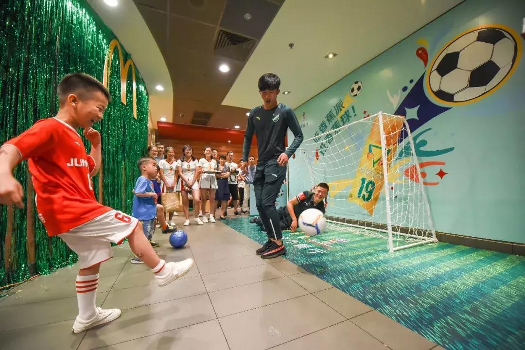 世界杯足球宝贝高燃集锦,球迷热情助威世界杯精彩纷呈