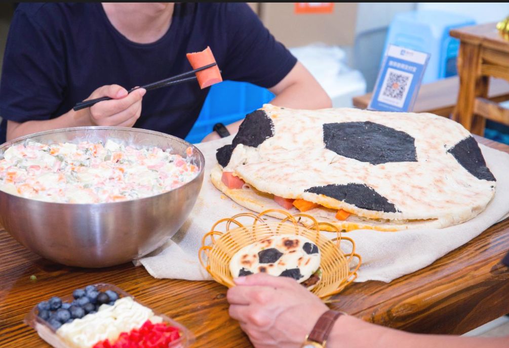 杭州90后肉夹馍店老板开卖世界杯套餐,网易、华为员工争着入伙