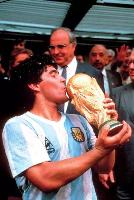 足球场上最靓的仔不接受任何反驳,足球是最好的运动不接受反驳