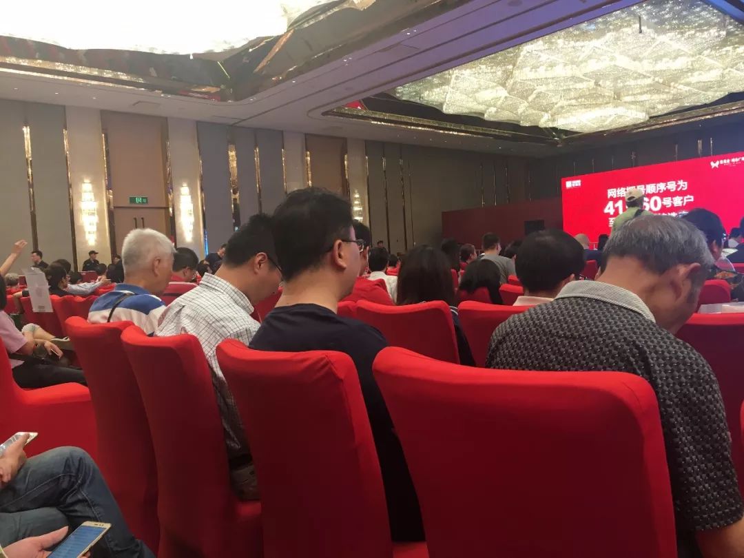 河西开盘:现场踢足球,弄错号码喊来警察,还有盘首付降至三成……